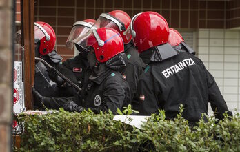 Ertzainas en un operativo en Getxo, donde ocurrió el hecho denunciado por SOS Racismo.