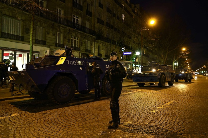 Gendarmes junto a vehículos blindados VBRG estacionados cerca de la plaza Denfert-Rochereau este viernes, 11 de febrero.