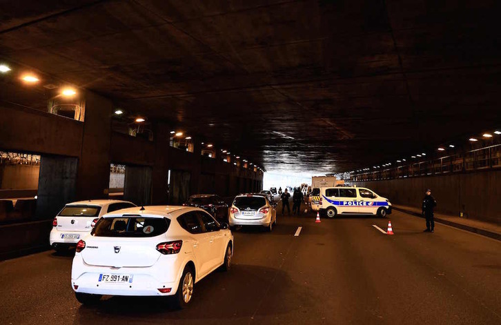 Control de la Policía en la Puerta Saint-Cloud, uno de los accesos al centro neurálgico de la capital francesa.