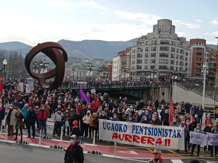 Miles de pensionistas han vuelto a marchar en Bilbo.