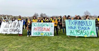 Trabajadoras de distintas escuelas infantiles, en la concentración de este mediodía. 