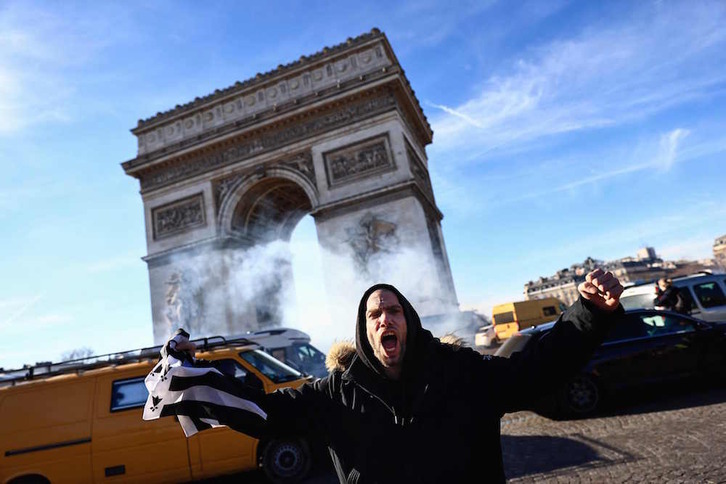 Un antivacunas, este mediodía, junto al Arco del Triunfo de París.