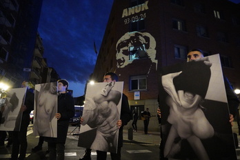 Los manifestantes han mostrado paneles con fotos de torturas.