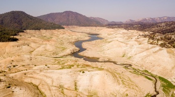 Oroville lakuan, Kalifornian, lehortearen ondorioak begibistakoak dira.