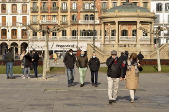 Viandantes en la plaza Gaztelu de Iruñea. 