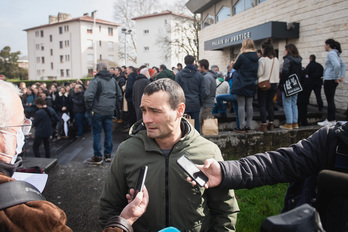 Oier Oa, jende andanaren babespean, Baionako auzitegi atarian. 