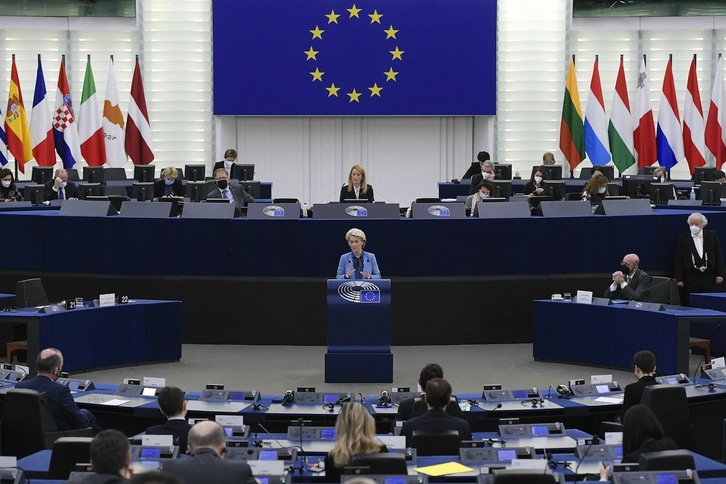 La presidenta de la Comisión de Bruselas, Ursula von der Leyen,  en el Parlamento Europeo.