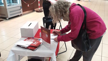 Una mujer participa en la consulta sobre la creación de una región propia para Alsacia.