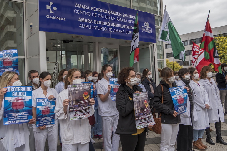 Sindikatuen protesta Amara Berriko anbulatorioaren aurrean.