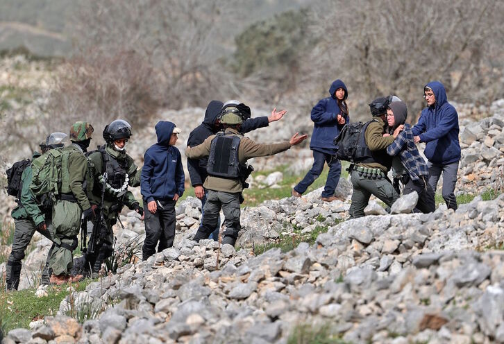 Fuerzas israelíes tratan de evitar que colonos se acerquen a palestinos en la zona de Burin, cerca de Nablus, en la Cisjordania ocupada. 