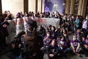 Sentada de las trabajadoras de las residencias ante la sede de la Diputación de Gipuzkoa. 