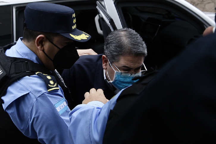 El expresidente Juan Orlando Hernández, conducido al tribunal.