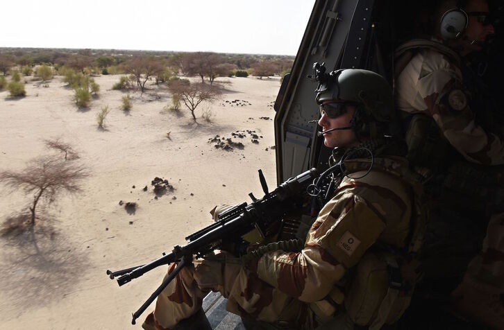 Un soldado francés de la operación Barkhane, a bordo de un helicóptero, cerca de Gao.