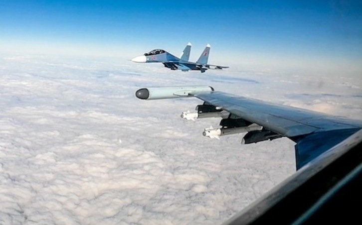 Cazas rusos Su-30SM en maniobras aérea sobre Bielorrusia. Imagen suministrada por el Ministerio de Defensa.