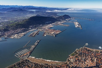 Vista general de las instalaciones del gran puerto de Bizkaia.