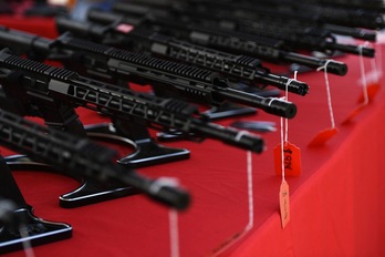 Imagen de archivo con rifles de estilo AR-15 a la venta en un estand del recinto ferial de Costa Mesa, en el condado de Orange, California.