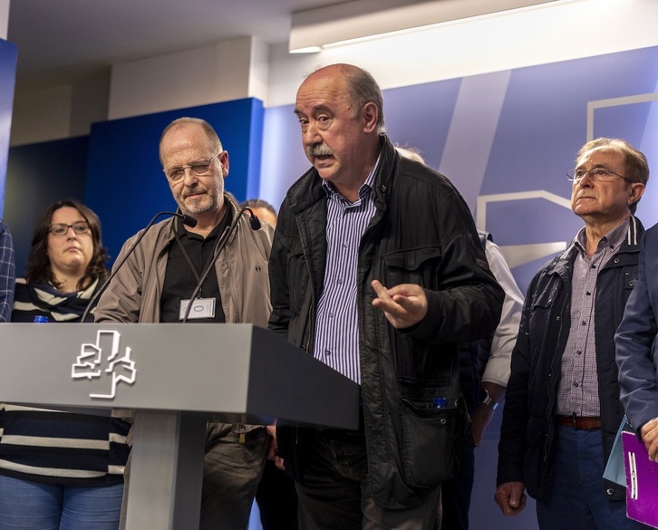 Una de las múltiples comparecencias en el Parlamento de los representantes de Euskaldendak.