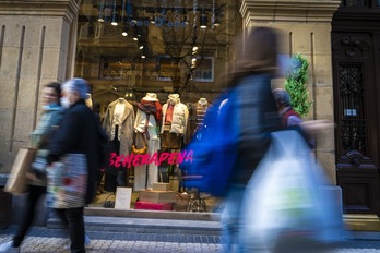 Gente haciendo compras en Donostia durante la primera semana de las rebajas, el pasado mes de enero.   