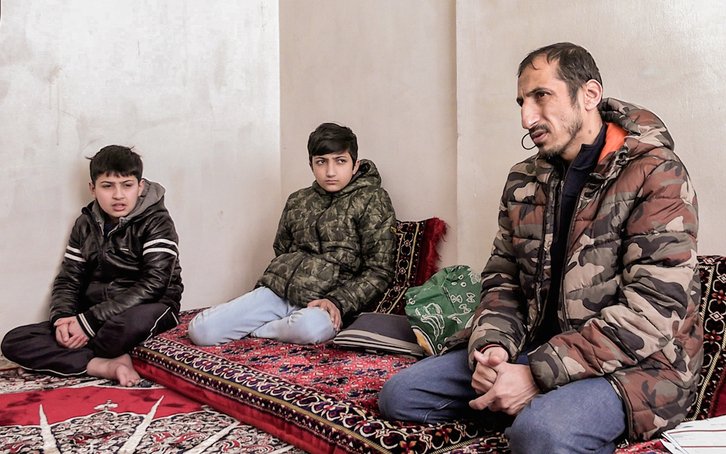 Hadayat Hakimi y sus dos hijos mayores, obligados a trabajar con 13 y 11 años de edad.