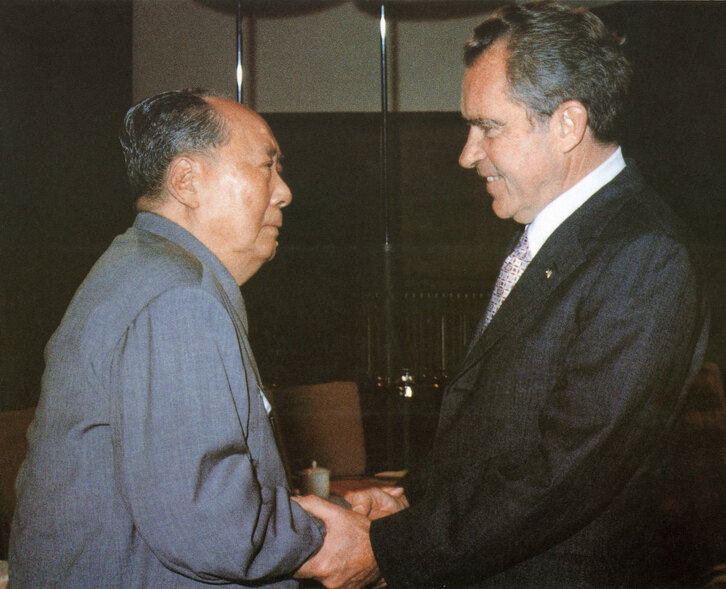 Mao Zedong y Richard Nixon se estrechan la mano.