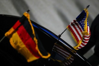 Enseñas estadounidense y alemana en el coche oficial a la llegada a Munich de la vicepresidenta Kamala Harris.