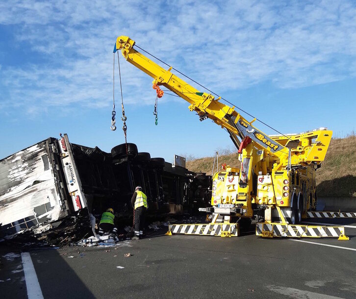 Operarios participan en las labores de arrastre del camión a fin de liberar al menos una vía en la A63.