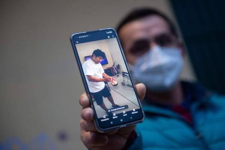 Un pariente de Jonathan Calderón, uno de los tripulantes del Villa de Pitanxo, muestra una foto de Jonathan a la prensa en la pequeña ciudad portuaria de Marín.