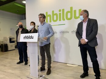 Rueda de prensa de EH Bildu en Iruñea en torno al TAV.