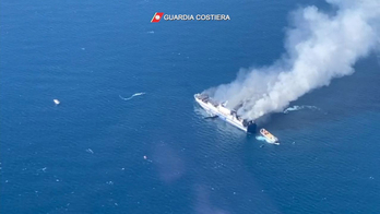 Imagen de la Guardia Costera italiana del barco incendiado.