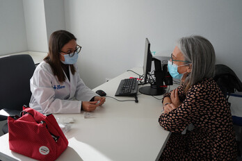 Una sanitaria del Hospital Vall d´Hebron habla con una paciente.