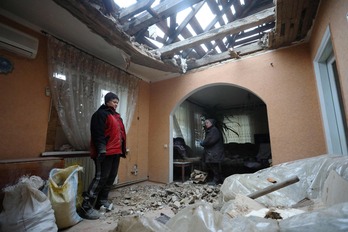 Interior de una vivienda alcanzada por un bombardeo en Stanytsia Luganska, en la región de Lugansk.