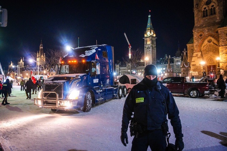 Polizia kamioen artean Otawako erdialdean