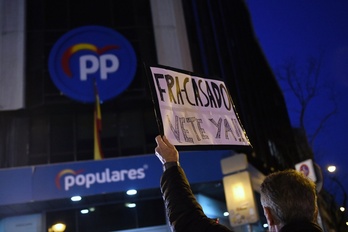 Concentración contra Casado frente a la sede de Genova.