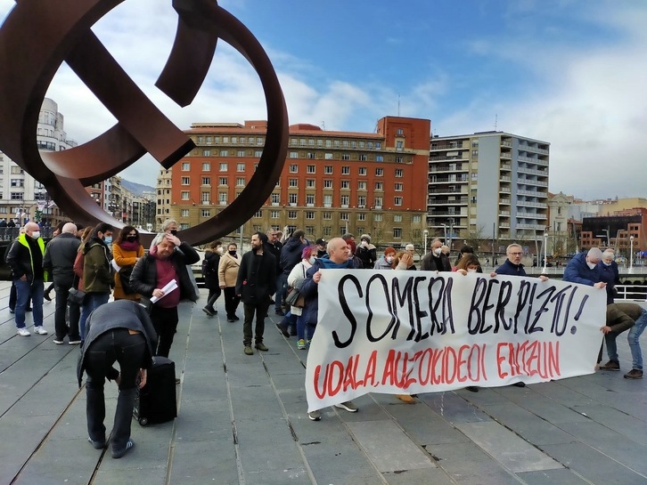 La manifestación vecinal celebrada este sábado, a su llegada al Ayuntamiento.