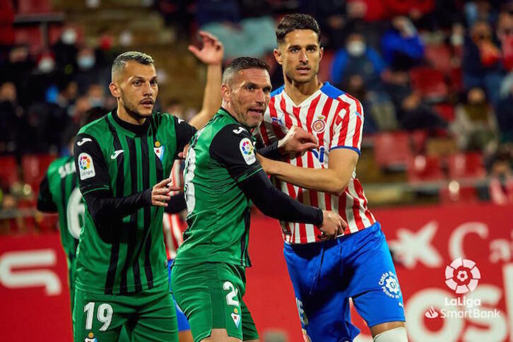 Stoichkov y Arbilla pugnan con Juanpe en el área.