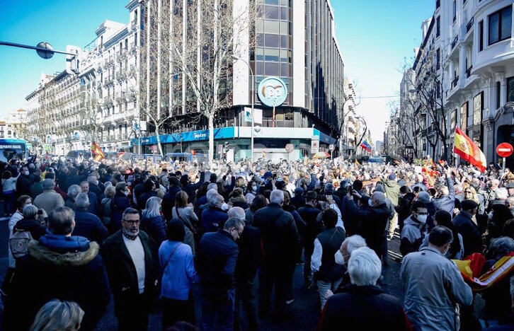 Miles de personas se han concentrado ante la sede del PP en Génova para respaldar a Ayuso.