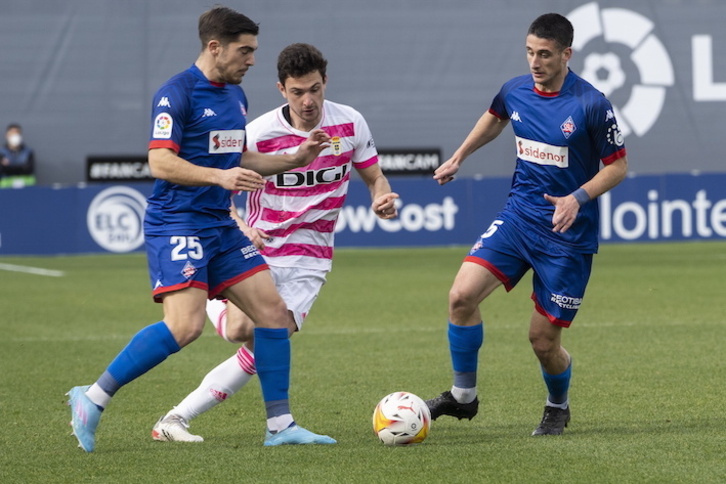 El Amorebieta ha puntuado en sus cinco últimos partidos en Lezama pero sólo ha ganado uno. En la imagen, el choque frente al Oviedo.