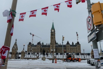 Operarios trabajan en los desbloqueados alrededores del Parlamento canadiense.