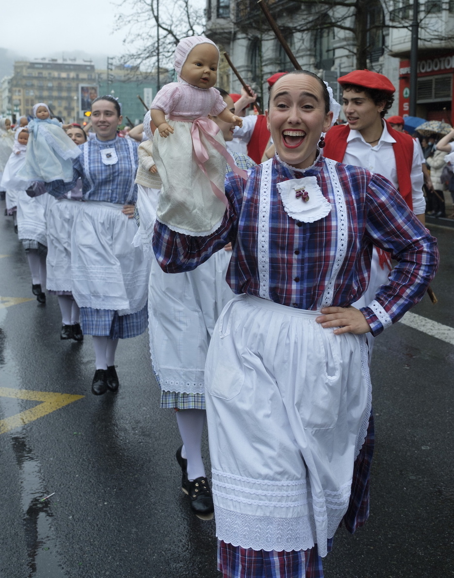 Kresala Elkarteko Inudeak eta Artzainak konpartsaren desfilea.