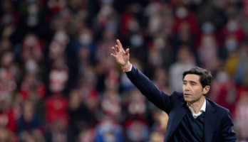 Marcelino durante el derbi ante la Real en San Mamés.