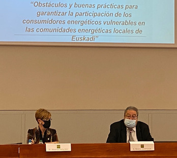 Arantxa Tapia y Manuel Lezertua en la jornada sobre energía y consumo organizada por el Ararteko este lunes en Bilbo.