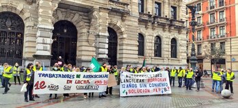 Concentración de ELA frente al edificio de la Diputación de Bizkaia, en Bilbo.