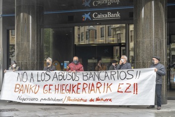 Movilización de pensionistas, el 26 de abril de 2021 en Iruñea, contra el trato que les dan las entidades bancarias.