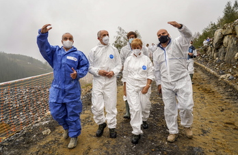 Los consejeros Erkoreka y Tapia, en una visita a las tareas de rescate y estabilización en Zaldibar.