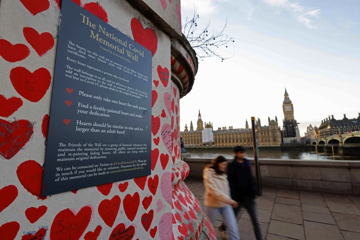 El Memorial Nacional por el Covid ubicado en Londres, con el Palacio de Westminster, sede del Parlmento, al fondo.