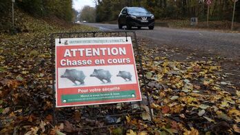 Cartel alertando de una batida de jabalíes, contexto en el que se produjo el fatal accidente en Cantal.