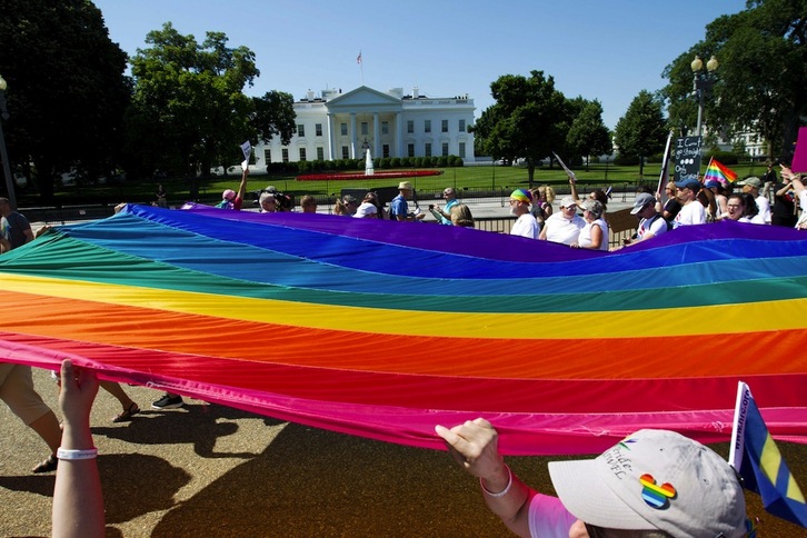 Una manifestación ante la Casa Blanca durante la Marcha de la Igualdad por la Unidad y el desfile del Orgullo en Washington.