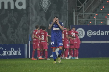 Sergio Moreno se lamenta en primer plano mientras los jugadores del Leganés celebran el gol que les adelantaba en el marcador, justo antes del descanso.