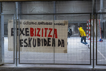 Pancarta a favor de vivienda digna colocada en las canchas de Atxuri.