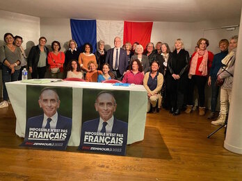 Foto de familia durante el acto de R en Itsasu con Philippe Milliau, uno de los pilares de la campaña de Zemmour, en el centro.
